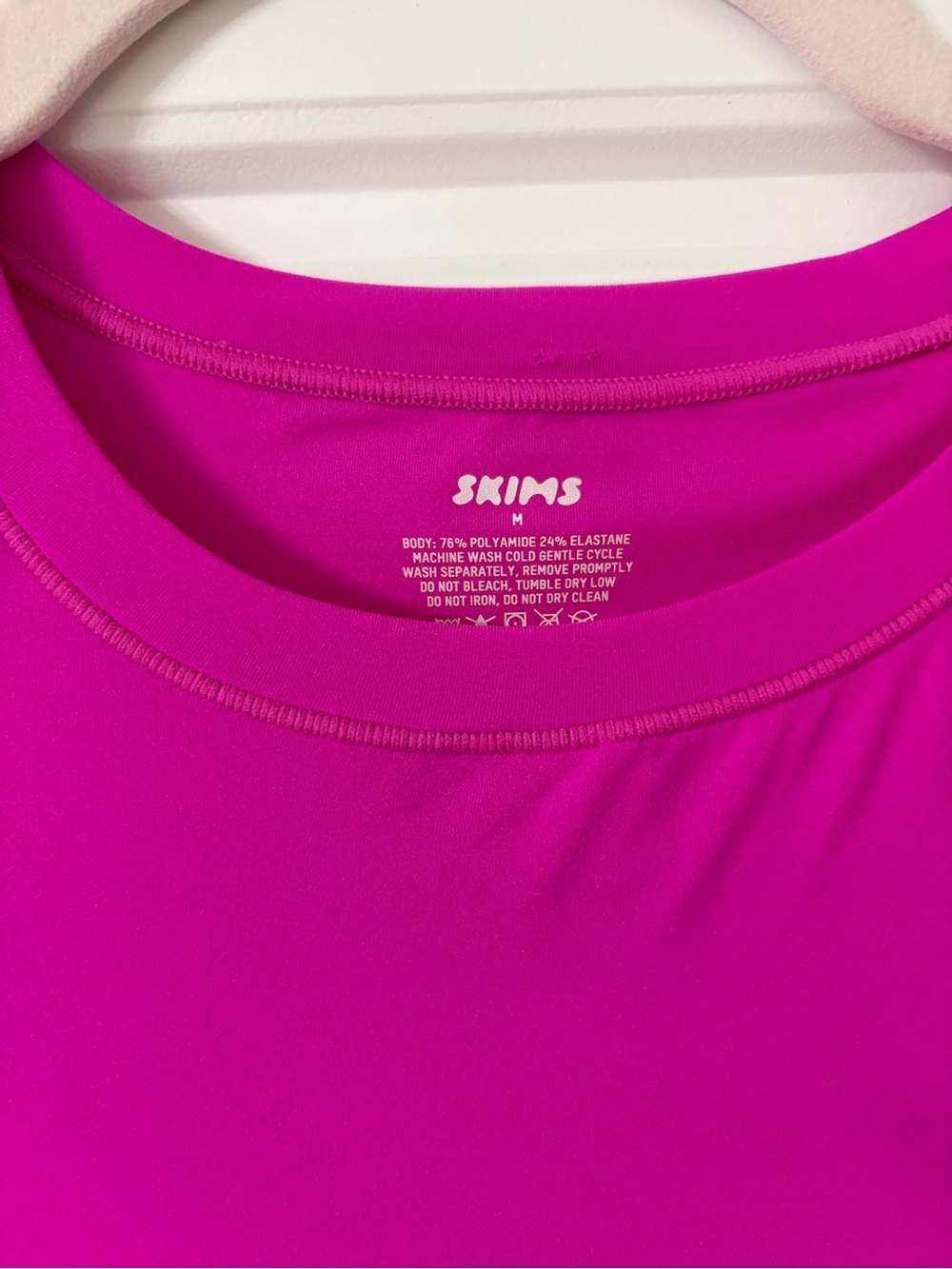 SKIMS Fits Everybody T-Shirt Bodysuit Limited Edition Fuchsia Size Medium - Picture 4 of 7